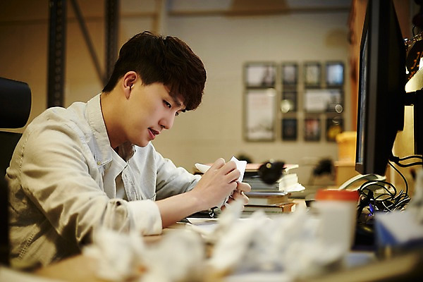 포토 JPG 남자 종이 스트레스 실내 한명 앉기 상반신 20대 청년 성인 옆모습 청춘 사무실 한국인 짜증 업무 문서 불만 노려봄 구김 종이뭉치 청년남자한명만 성인남자한명만 국내포토 1 감정 뷰포인트 컨셉 비즈니스 모션 표정 사람 동양인 내부 작업 뭉치 남자한명만 성인남자만 청년남자만 파일형식