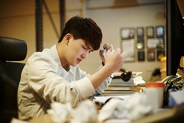 포토 JPG 남자 종이 스트레스 실내 한명 앉기 상반신 20대 청년 성인 옆모습 청춘 사무실 눈감음 한국인 짜증 업무 찡그림 문서 불만 구김 종이뭉치 청년남자한명만 성인남자한명만 국내포토 1 감정 뷰포인트 컨셉 비즈니스 모션 표정 사람 동양인 내부 작업 뭉치 남자한명만 성인남자만 청년남자만 파일형식