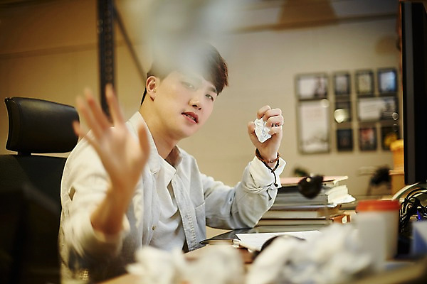 포토 JPG 남자 종이 스트레스 실내 한명 앉기 상반신 20대 청년 성인 옆모습 청춘 사무실 한국인 짜증 업무 던지기 문서 불만 구김 종이뭉치 청년남자한명만 성인남자한명만 국내포토 1 감정 뷰포인트 컨셉 비즈니스 모션 사람 동양인 내부 작업 뭉치 남자한명만 성인남자만 청년남자만 파일형식