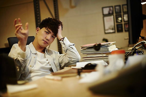 포토 JPG 남자 스트레스 실내 한명 앉기 상반신 20대 청년 성인 앞모습 청춘 사무실 한국인 짜증 업무 던지기 불만 종이뭉치 청년남자한명만 성인남자한명만 국내포토 1 감정 종이 뷰포인트 컨셉 비즈니스 모션 사람 동양인 내부 작업 뭉치 남자한명만 성인남자만 청년남자만 파일형식