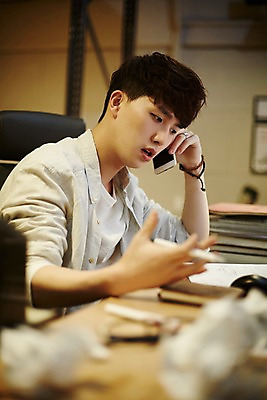 포토 JPG 남자 스트레스 실내 한명 들기 앉기 상반신 20대 청년 성인 옆모습 스마트폰 청춘 사무실 한국인 짜증 업무 통화 불만 종이뭉치 청년남자한명만 성인남자한명만 국내포토 1 감정 종이 뷰포인트 컨셉 비즈니스 모션 사람 동양인 내부 핸드폰 스마트기기 작업 뭉치 남자한명만 성인남자만 청년남자만 파일형식
