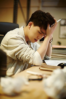 포토 JPG 남자 스트레스 실내 한명 앉기 상반신 20대 청년 성인 옆모습 청춘 사무실 눈감음 한국인 짜증 업무 찡그림 고민 불만 종이뭉치 청년남자한명만 성인남자한명만 국내포토 1 감정 종이 뷰포인트 컨셉 비즈니스 모션 표정 사람 동양인 내부 작업 뭉치 남자한명만 성인남자만 청년남자만 파일형식