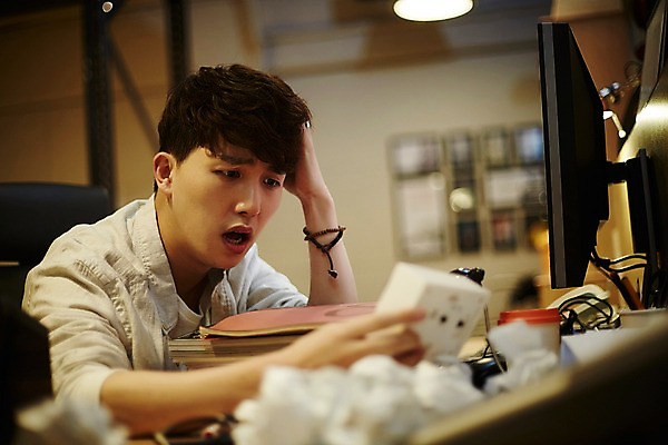 포토 JPG 응시 남자 스트레스 실내 한명 들기 앉기 상반신 20대 청년 성인 옆모습 청춘 사무실 놀람 한국인 짜증 업무 찡그림 탁상시계 불만 종이뭉치 청년남자한명만 성인남자한명만 국내포토 1 시선 감정 종이 뷰포인트 시계 컨셉 비즈니스 모션 표정 사람 동양인 내부 작업 뭉치 남자한명만 성인남자만 청년남자만 파일형식