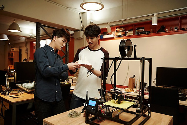 포토 JPG 응시 남자 실내 서기 들기 상반신 20대 청년 성인 두명 앞모습 청춘 사무실 한국인 관찰 업무 열정 작동 조각_조소 3D프린터 성인남자만 청년남자만 국내포토 시선 감정 뷰포인트 컨셉 비즈니스 모션 사람 동양인 내부 작업 인쇄기 조소 남자만 청년만 성인만 파일형식