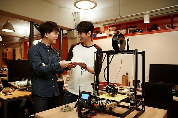 포토 JPG 남자 실내 서기 미소 들기 상반신 20대 청년 성인 두명 앞모습 청춘 사무실 마주보기 한국인 관찰 업무 열정 작동 조각_조소 3D프린터 성인남자만 청년남자만 국내포토 감정 뷰포인트 컨셉 비즈니스 모션 표정 사람 동양인 내부 작업 인쇄기 조소 남자만 청년만 성인만 파일형식