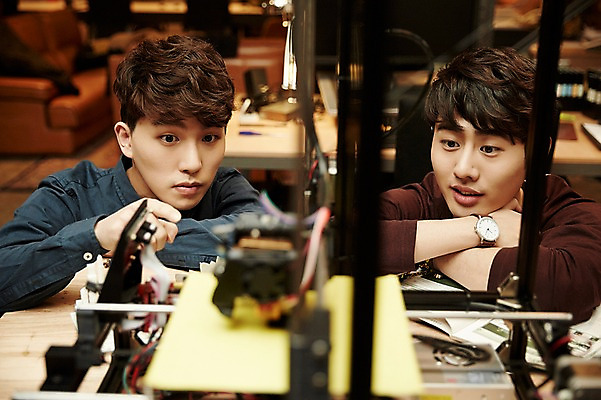 포토 JPG 응시 남자 엎드리기 실내 상반신 20대 청년 성인 두명 앞모습 청춘 사무실 한국인 관찰 업무 열정 작동 3D프린터 성인남자만 청년남자만 국내포토 시선 감정 뷰포인트 컨셉 비즈니스 모션 사람 동양인 내부 작업 인쇄기 남자만 청년만 성인만 파일형식