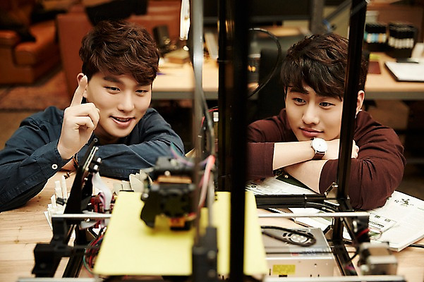 포토 JPG 남자 엎드리기 실내 미소 상반신 20대 청년 성인 두명 앞모습 청춘 사무실 한국인 관찰 업무 열정 작동 3D프린터 성인남자만 청년남자만 국내포토 감정 뷰포인트 컨셉 비즈니스 모션 표정 사람 동양인 내부 작업 인쇄기 남자만 청년만 성인만 파일형식