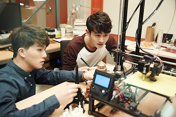 포토 JPG 응시 남자 실내 앉기 상반신 20대 청년 성인 두명 앞모습 옆모습 청춘 사무실 한국인 관찰 업무 열정 작동 조각_조소 3D프린터 성인남자만 청년남자만 국내포토 시선 감정 뷰포인트 컨셉 비즈니스 모션 사람 동양인 내부 작업 인쇄기 조소 남자만 청년만 성인만 파일형식