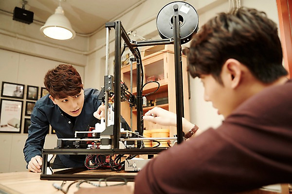 포토 JPG 응시 남자 실내 상반신 20대 청년 성인 두명 앞모습 뒷모습 청춘 사무실 한국인 가리킴 관찰 업무 열정 작동 조각_조소 3D프린터 성인남자만 청년남자만 국내포토 시선 감정 뷰포인트 컨셉 비즈니스 모션 사람 동양인 손짓 내부 작업 인쇄기 조소 남자만 청년만 성인만 파일형식