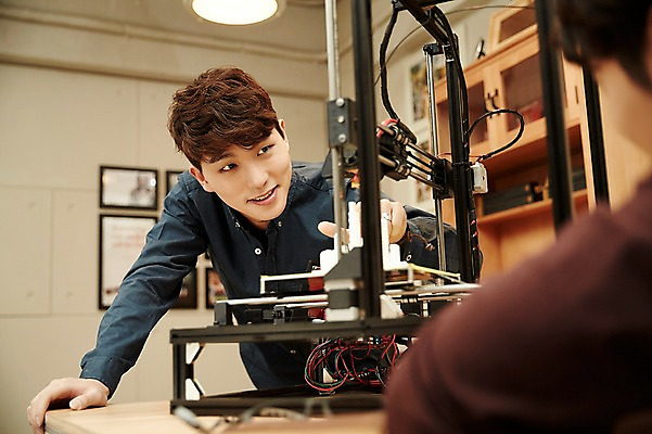 포토 JPG 남자 실내 미소 상반신 20대 청년 성인 두명 앞모습 뒷모습 청춘 사무실 한국인 관찰 업무 열정 작동 조각_조소 3D프린터 성인남자만 청년남자만 국내포토 감정 뷰포인트 컨셉 비즈니스 모션 표정 사람 동양인 내부 작업 인쇄기 조소 남자만 청년만 성인만 파일형식