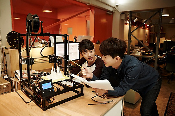 포토 JPG 남자 종이 실내 허리숙이기 서기 들기 앉기 상반신 20대 청년 성인 두명 옆모습 청춘 사무실 연필 한국인 가리킴 관찰 업무 문서 열정 작동 조각_조소 3D프린터 성인남자만 청년남자만 국내포토 감정 뷰포인트 컨셉 비즈니스 모션 학용품 숙이기 사람 동양인 손짓 내부 필기구 작업 인쇄기 조소 남자만 청년만 성인만 파일형식