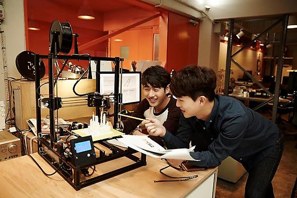 포토 JPG 남자 종이 실내 허리숙이기 서기 미소 들기 앉기 상반신 20대 청년 성인 두명 옆모습 청춘 사무실 연필 한국인 가리킴 관찰 업무 문서 열정 작동 조각_조소 3D프린터 성인남자만 청년남자만 국내포토 감정 뷰포인트 컨셉 비즈니스 모션 학용품 표정 숙이기 사람 동양인 손짓 내부 필기구 작업 인쇄기 조소 남자만 청년만 성인만 파일형식