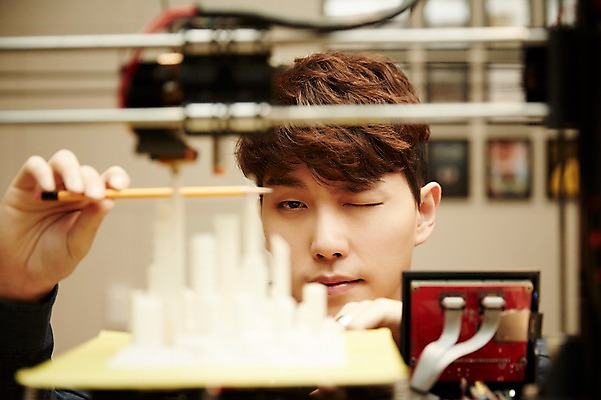 포토 JPG 남자 실내 한명 들기 상반신 20대 청년 성인 앞모습 청춘 사무실 연필 한국인 관찰 업무 열정 작동 조각_조소 3D프린터 청년남자한명만 성인남자한명만 국내포토 1 감정 뷰포인트 컨셉 비즈니스 모션 학용품 사람 동양인 내부 필기구 작업 인쇄기 조소 남자한명만 성인남자만 청년남자만 파일형식