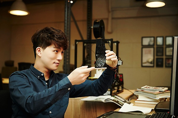 포토 JPG 남자 실내 한명 들기 앉기 상반신 20대 청년 성인 옆모습 청춘 사무실 한국인 관찰 업무 열정 조각_조소 청년남자한명만 성인남자한명만 국내포토 1 감정 뷰포인트 컨셉 비즈니스 모션 사람 동양인 내부 작업 조소 남자한명만 성인남자만 청년남자만 파일형식