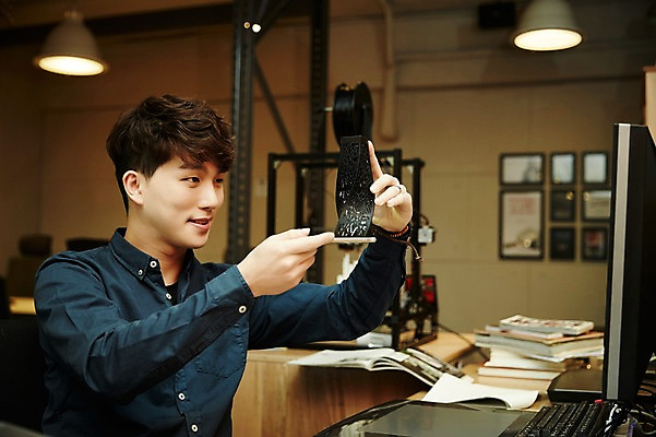 포토 JPG 남자 실내 한명 들기 앉기 상반신 20대 청년 성인 옆모습 청춘 사무실 한국인 관찰 업무 열정 조각_조소 청년남자한명만 성인남자한명만 국내포토 1 감정 뷰포인트 컨셉 비즈니스 모션 사람 동양인 내부 작업 조소 남자한명만 성인남자만 청년남자만 파일형식