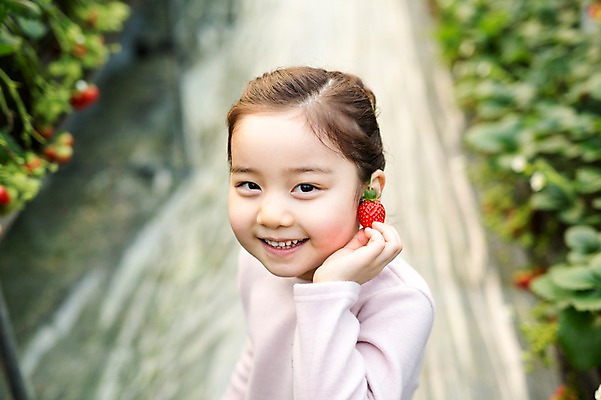 포토 JPG 여자 어린이 딸기 실내 한명 웃음 한국인 농장체험 비닐하우스 소녀한명만 딸기농장 국내포토 1 농업 과일 표정 사람 동양인 내부 농장 체험학습 여자한명만 소녀만 파일형식