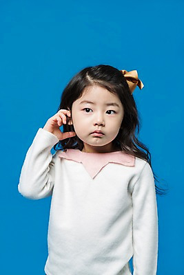 포토 JPG 스튜디오촬영 여자 어린이라이프 어린이 실내 무표정 한명 서기 상반신 앞모습 한국인 뾰루퉁 어린이만 소녀한명만 국내포토 1 라이프스타일 감정 뷰포인트 모션 표정 사람 동양인 내부 여자한명만 소녀만 파일형식