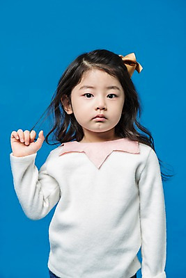 포토 JPG 스튜디오촬영 여자 어린이라이프 어린이 실내 무표정 한명 서기 상반신 앞모습 한국인 뾰루퉁 어린이만 소녀한명만 국내포토 1 라이프스타일 감정 뷰포인트 모션 표정 사람 동양인 내부 여자한명만 소녀만 파일형식