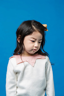 포토 JPG 스튜디오촬영 여자 어린이라이프 어린이 실내 무표정 한명 서기 상반신 앞모습 한국인 뾰루퉁 어린이만 소녀한명만 국내포토 1 라이프스타일 감정 뷰포인트 모션 표정 사람 동양인 내부 여자한명만 소녀만 파일형식