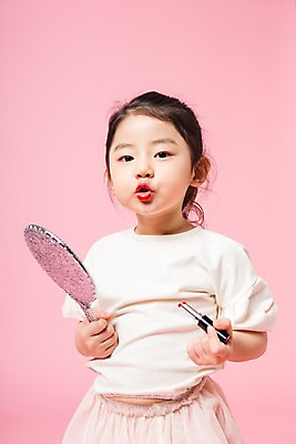 포토 JPG 스튜디오촬영 여자 어린이라이프 어린이 실내 한명 서기 들기 상반신 앞모습 귀여움 거울 한국인 립스틱 어린이만 소녀한명만 국내포토 1 라이프스타일 뷰포인트 컨셉 모션 사람 동양인 내부 화장품 여자한명만 소녀만 파일형식