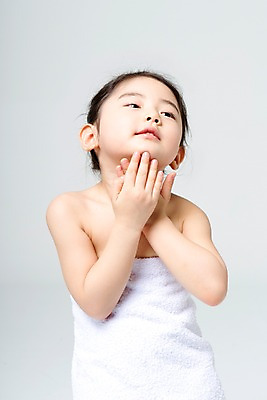 포토 JPG 스튜디오촬영 여자 어린이라이프 어린이 실내 한명 서기 상반신 앞모습 깨끗함 청결 한국인 세수 어린이만 소녀한명만 국내포토 1 라이프스타일 뷰포인트 컨셉 모션 사람 동양인 내부 위생 여자한명만 소녀만 파일형식