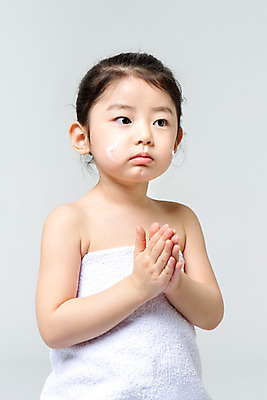 포토 JPG 스튜디오촬영 여자 어린이라이프 어린이 실내 한명 서기 상반신 앞모습 깨끗함 청결 한국인 세수 손모으기 어린이만 소녀한명만 국내포토 1 라이프스타일 뷰포인트 컨셉 모션 사람 동양인 손짓 내부 위생 여자한명만 소녀만 파일형식