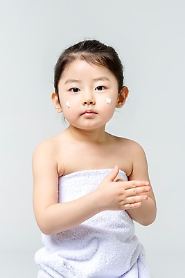 포토 JPG 스튜디오촬영 여자 어린이라이프 어린이 실내 한명 서기 상반신 앞모습 깨끗함 청결 한국인 로션 손모으기 어린이만 소녀한명만 국내포토 1 라이프스타일 뷰포인트 컨셉 모션 사람 동양인 손짓 내부 화장품 위생 여자한명만 소녀만 파일형식