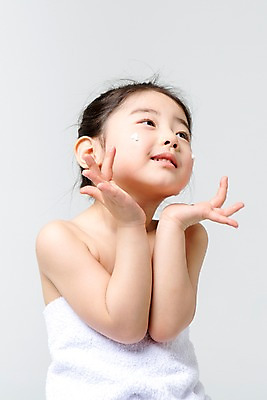 포토 JPG 스튜디오촬영 여자 어린이라이프 어린이 실내 한명 서기 상반신 앞모습 깨끗함 청결 한국인 로션 어린이만 소녀한명만 국내포토 1 라이프스타일 뷰포인트 컨셉 모션 사람 동양인 내부 화장품 위생 여자한명만 소녀만 파일형식