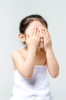 포토 JPG 스튜디오촬영 여자 어린이라이프 어린이 실내 한명 서기 상반신 앞모습 깨끗함 청결 한국인 세수 어린이만 소녀한명만 국내포토 1 라이프스타일 뷰포인트 컨셉 모션 사람 동양인 내부 위생 여자한명만 소녀만 파일형식