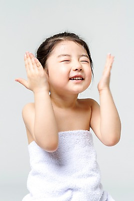 포토 JPG 스튜디오촬영 여자 어린이라이프 어린이 실내 한명 서기 미소 상반신 앞모습 깨끗함 청결 한국인 세수 어린이만 소녀한명만 국내포토 1 라이프스타일 뷰포인트 컨셉 모션 표정 사람 동양인 내부 위생 여자한명만 소녀만 파일형식