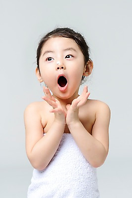 포토 JPG 스튜디오촬영 여자 어린이라이프 어린이 실내 한명 서기 상반신 앞모습 깨끗함 청결 놀람 한국인 세수 어린이만 소녀한명만 국내포토 1 라이프스타일 감정 뷰포인트 컨셉 모션 표정 사람 동양인 내부 위생 여자한명만 소녀만 파일형식