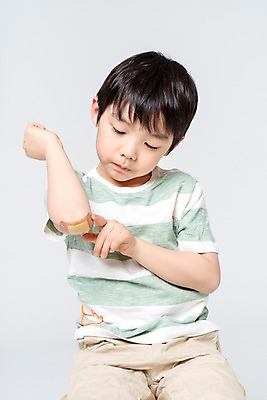 포토 JPG 스튜디오촬영 남자 어린이라이프 어린이 실내 한명 앉기 상반신 앞모습 고통 한국인 반창고 상처 어린이만 소년한명만 국내포토 1 라이프스타일 감정 뷰포인트 모션 사람 동양인 내부 의료용품 남자한명만 소년만 파일형식