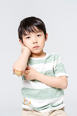 포토 JPG 스튜디오촬영 남자 어린이라이프 어린이 실내 한명 앉기 상반신 앞모습 고통 한국인 반창고 상처 어린이만 소년한명만 국내포토 1 라이프스타일 감정 뷰포인트 모션 사람 동양인 내부 의료용품 남자한명만 소년만 파일형식
