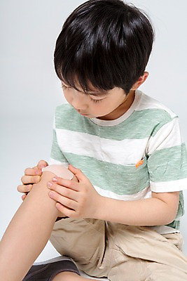 포토 JPG 스튜디오촬영 남자 어린이라이프 어린이 실내 한명 앉기 상반신 앞모습 한국인 슬픔 반창고 상처 어린이만 소년한명만 국내포토 1 라이프스타일 감정 뷰포인트 모션 사람 동양인 내부 의료용품 남자한명만 소년만 파일형식