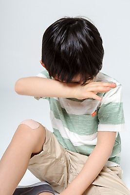 포토 JPG 스튜디오촬영 남자 어린이라이프 어린이 실내 한명 앉기 상반신 앞모습 한국인 슬픔 반창고 상처 울음 어린이만 소년한명만 국내포토 1 라이프스타일 감정 뷰포인트 모션 표정 사람 동양인 내부 의료용품 남자한명만 소년만 파일형식