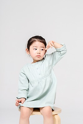 포토 JPG 스튜디오촬영 여자 어린이라이프 어린이 실내 한명 앉기 손짓 상반신 앞모습 한국인 뾰루퉁 어린이만 소녀한명만 국내포토 1 라이프스타일 뷰포인트 모션 사람 동양인 내부 여자한명만 소녀만 파일형식