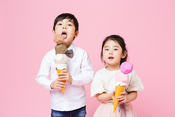 포토 JPG 스튜디오촬영 여자 남자 어린이라이프 어린이 놀이 아이스크림 실내 서기 들기 상반신 두명 앞모습 여름 한국인 흉내 즐거움 어린이만 국내포토 라이프스타일 계절 감정 뷰포인트 모션 디저트 사람 동양인 내부 파일형식