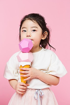 포토 JPG 스튜디오촬영 여자 어린이라이프 어린이 놀이 아이스크림 실내 한명 들기 앉기 상반신 앞모습 여름 한국인 흉내 즐거움 어린이만 소녀한명만 국내포토 1 라이프스타일 계절 감정 뷰포인트 모션 디저트 사람 동양인 내부 여자한명만 소녀만 파일형식