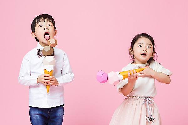 포토 JPG 스튜디오촬영 여자 남자 어린이라이프 어린이 놀이 아이스크림 실내 서기 들기 상반신 두명 앞모습 여름 한국인 흉내 즐거움 어린이만 국내포토 라이프스타일 계절 감정 뷰포인트 모션 디저트 사람 동양인 내부 파일형식