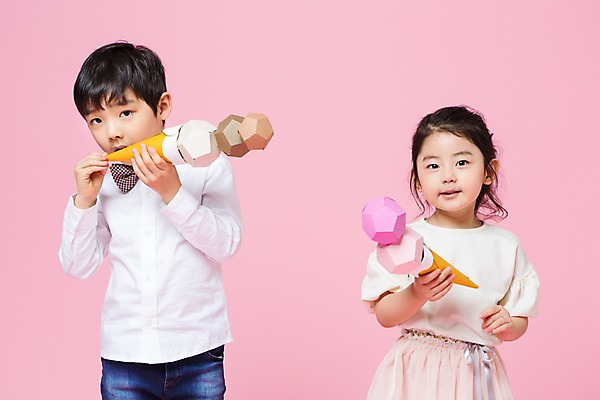 포토 JPG 스튜디오촬영 여자 남자 어린이라이프 어린이 놀이 아이스크림 실내 서기 들기 상반신 두명 앞모습 여름 한국인 흉내 즐거움 어린이만 국내포토 라이프스타일 계절 감정 뷰포인트 모션 디저트 사람 동양인 내부 파일형식