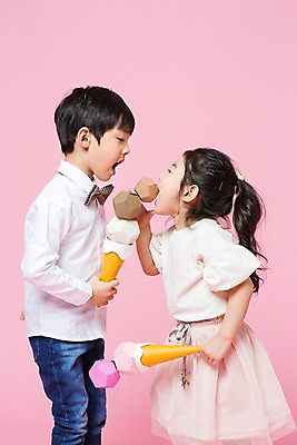 포토 JPG 스튜디오촬영 여자 남자 어린이라이프 어린이 놀이 아이스크림 실내 서기 들기 상반신 두명 옆모습 여름 다정 한국인 흉내 즐거움 어린이만 국내포토 라이프스타일 계절 감정 뷰포인트 컨셉 모션 디저트 사람 동양인 내부 파일형식