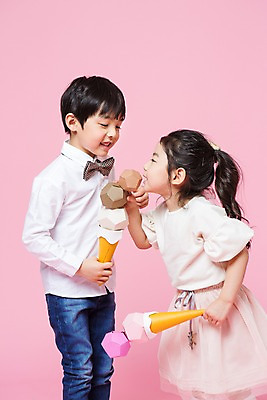 포토 JPG 스튜디오촬영 여자 남자 어린이라이프 어린이 놀이 아이스크림 실내 서기 들기 상반신 두명 여름 한국인 흉내 즐거움 어린이만 국내포토 라이프스타일 계절 감정 모션 디저트 사람 동양인 내부 파일형식