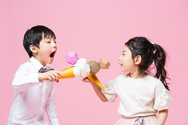 포토 JPG 스튜디오촬영 여자 남자 어린이라이프 어린이 놀이 아이스크림 실내 서기 들기 상반신 두명 옆모습 여름 다정 한국인 흉내 즐거움 어린이만 국내포토 라이프스타일 계절 감정 뷰포인트 컨셉 모션 디저트 사람 동양인 내부 파일형식