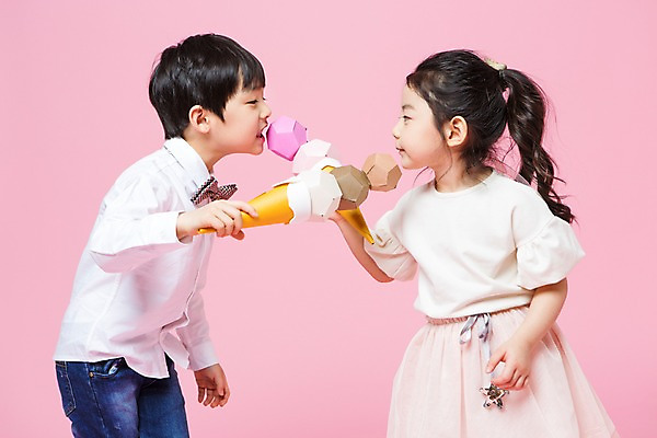 포토 JPG 스튜디오촬영 여자 남자 어린이라이프 어린이 놀이 아이스크림 실내 서기 들기 상반신 두명 옆모습 여름 다정 한국인 흉내 즐거움 어린이만 국내포토 라이프스타일 계절 감정 뷰포인트 컨셉 모션 디저트 사람 동양인 내부 파일형식