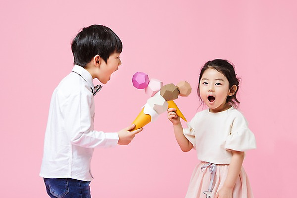 포토 JPG 스튜디오촬영 여자 남자 어린이라이프 어린이 놀이 아이스크림 실내 서기 들기 상반신 두명 옆모습 여름 다정 한국인 흉내 즐거움 어린이만 국내포토 라이프스타일 계절 감정 뷰포인트 컨셉 모션 디저트 사람 동양인 내부 파일형식