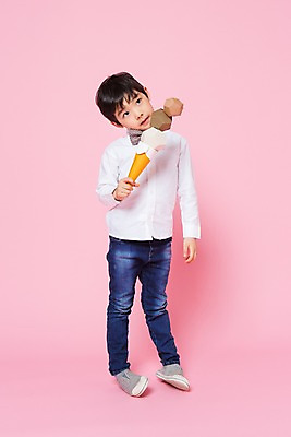 포토 JPG 스튜디오촬영 전신 남자 어린이라이프 어린이 놀이 아이스크림 실내 한명 서기 들기 앞모습 여름 한국인 흉내 즐거움 어린이만 소년한명만 국내포토 1 라이프스타일 계절 감정 뷰포인트 모션 디저트 사람 동양인 내부 남자한명만 소년만 파일형식
