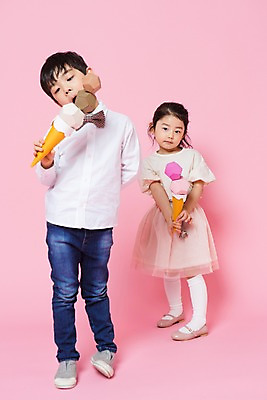 포토 JPG 스튜디오촬영 전신 여자 남자 어린이라이프 어린이 놀이 아이스크림 실내 서기 들기 두명 앞모습 여름 한국인 흉내 즐거움 어린이만 국내포토 라이프스타일 계절 감정 뷰포인트 모션 디저트 사람 동양인 내부 파일형식