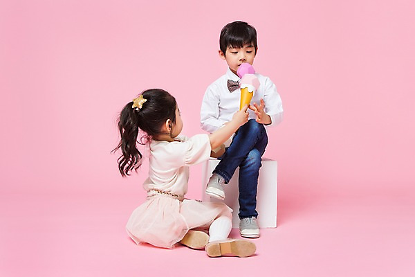 포토 JPG 스튜디오촬영 전신 여자 남자 어린이라이프 어린이 놀이 아이스크림 실내 들기 앉기 두명 앞모습 여름 한국인 흉내 즐거움 어린이만 국내포토 라이프스타일 계절 감정 뷰포인트 모션 디저트 사람 동양인 내부 파일형식