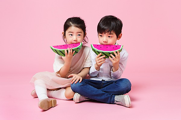 포토 JPG 스튜디오촬영 전신 여자 남자 어린이라이프 어린이 놀이 수박 실내 서기 앉기 두명 앞모습 여름 한국인 먹기 흉내 즐거움 어린이만 국내포토 라이프스타일 계절 감정 뷰포인트 과일 모션 사람 동양인 내부 파일형식