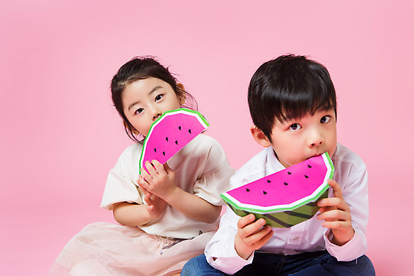 포토 JPG 스튜디오촬영 여자 남자 어린이라이프 어린이 놀이 수박 실내 서기 앉기 상반신 두명 앞모습 여름 한국인 먹기 흉내 즐거움 어린이만 국내포토 라이프스타일 계절 감정 뷰포인트 과일 모션 사람 동양인 내부 파일형식